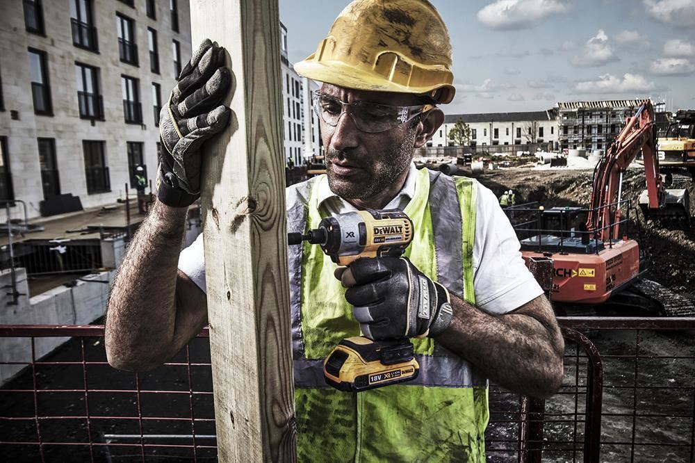 dewalt-dcf886d2-18volt-20ah-li-ion-cift-akulu-komursuz-profesyonel-darbeli-tornavida-1