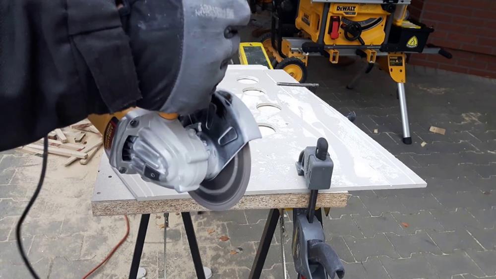 dewalt-dwe4257-1500watt-125mm-devir-ayarli-profesyonel-avuc-taslama-4